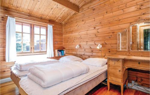 En eller flere senge i et værelse på Amazing Home In Brovst With Indoor Swimming Pool