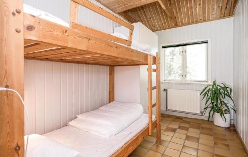 Bunk bed o mga bunk bed sa kuwarto sa Amazing Home In Brovst With Indoor Swimming Pool
