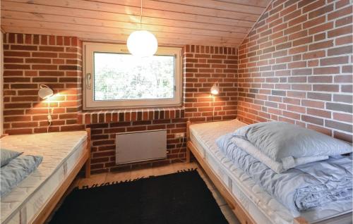 Katil atau katil-katil dalam bilik di Holiday Home Grynderup Strand Roslev
