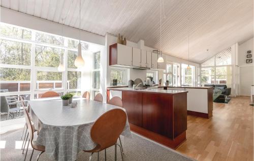 Una cocina o cocineta en Rubinsøen Skovhuse