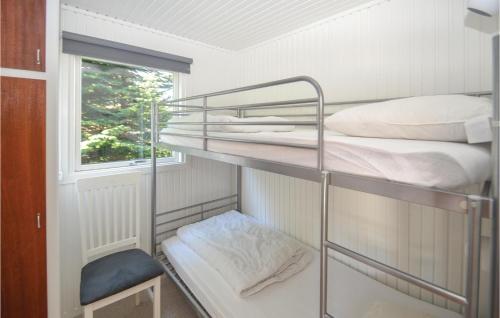 Pokój z 2 łóżkami piętrowymi i oknem w obiekcie Pet Friendly Home In Vggerlse With Sauna w mieście Bøtø By