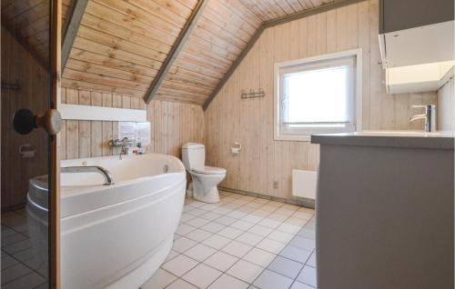 Ένα μπάνιο στο Holiday Home Svinget Iii
