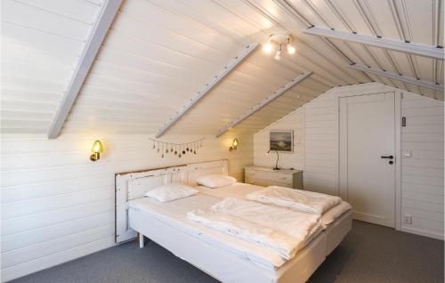 En eller flere senger på et rom på Cozy Home In Bovallstrand With House Sea View