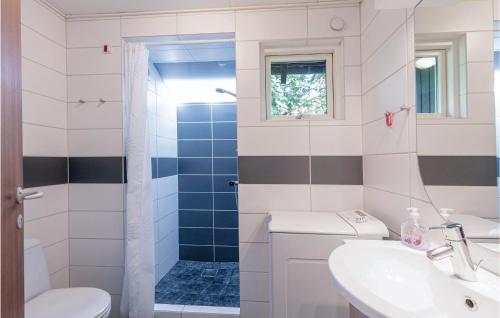 グドイェムにあるAmazing Home In Gudhjem With 3 Bedrooms And Wifiのバスルーム(シャワー、トイレ、シンク付)