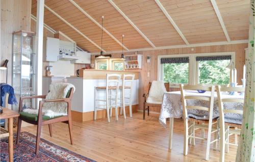 SkibbyにあるTwo-Bedroom Holiday Home In Skibbyのテーブルと椅子のあるキッチンとリビングルーム