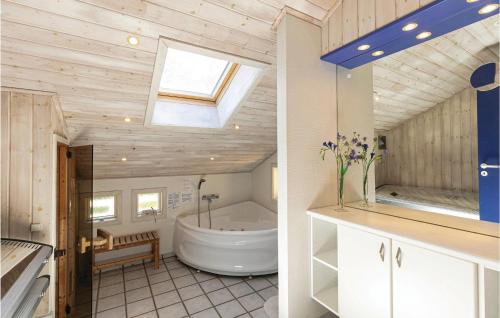 2 fotos de un baño con bañera y lavabo en Pet Friendly Home In Nex With Wifi, en Spidsegård