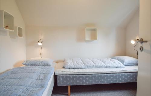 En eller flere senge i et værelse på Lovely Home In Svendborg With House Sea View