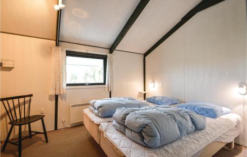 BolilmarkにあるAmazing Home In Rm With Kitchenのベッドルーム1室(青い枕のベッド2台付)