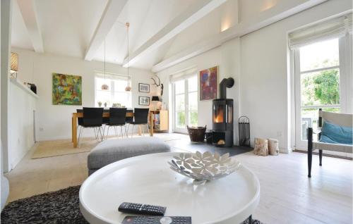uma sala de estar com uma mesa e uma lareira em Stunning Home In Hornslet With Wifi em Hornslet