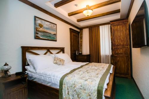 ein Schlafzimmer mit einem Bett in einem Zimmer in der Unterkunft Maajid Hotel & Restaurant in Baku