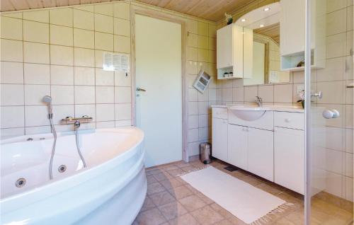 Beautiful Home In Grlev With Kitchen في Reersø: حمام مع حوض ومغسلة