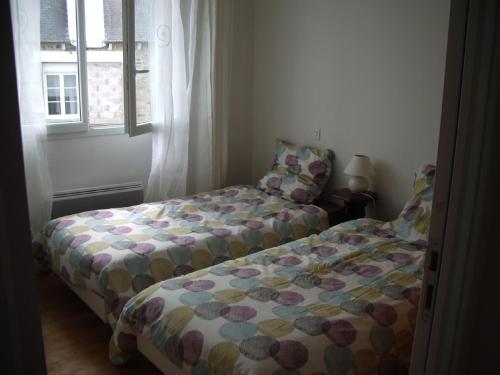 ein kleines Schlafzimmer mit einem Bett und einem Fenster in der Unterkunft Gite Hénanbihen in Hénanbihen