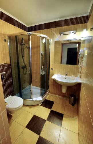 プウォンスクにあるHotel Martexのシャワー、トイレ、洗面台を備えたバスルーム
