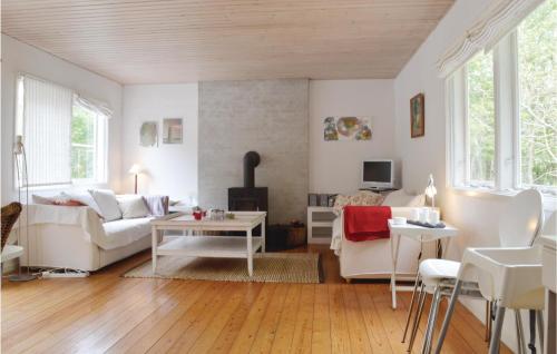 GræstedにあるThree-Bedroom Holiday Home In Grastedのソファとテーブルのあるリビングルーム