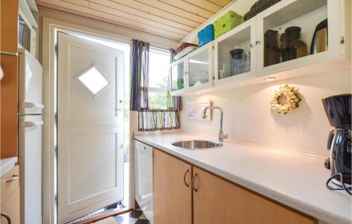 Kuchyň nebo kuchyňský kout v ubytování Lovely Home In Ebeltoft With Sauna