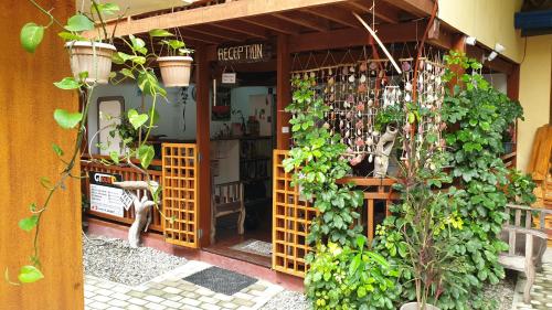 Ein Garten an der Unterkunft Roy's Rendezvous Boracay