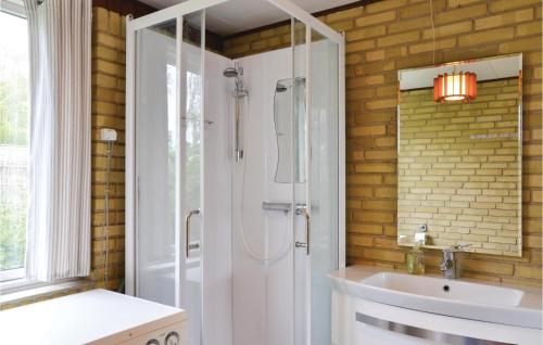 Et badeværelse på Amazing Home In Kirke Hyllinge With 3 Bedrooms And Wifi