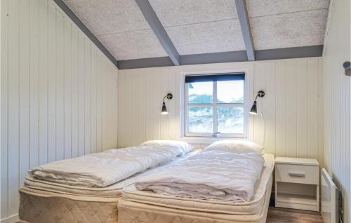 BjerregårdにあるAwesome Home In Hvide Sande With Kitchenの窓付きの部屋 ベッド2台
