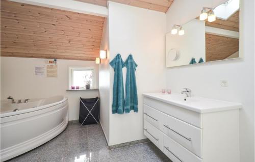 Bilik mandi di Amazing Home In Knebel With Sauna