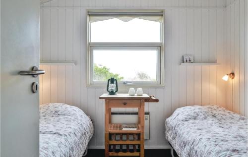 Tempat tidur dalam kamar di 4 Bedroom Stunning Home In Hvide Sande