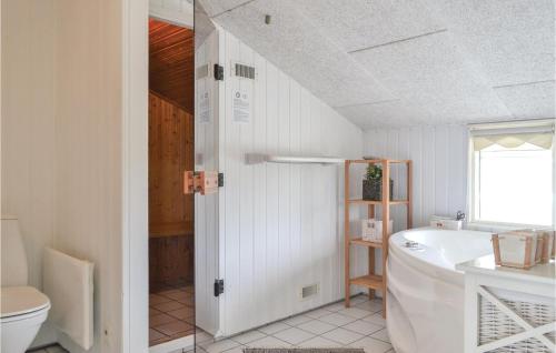 Phòng tắm tại 4 Bedroom Stunning Home In Hvide Sande