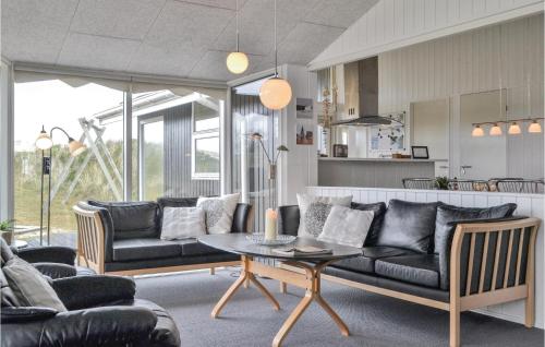 una sala de estar con un sofá y una mesa en Holiday Home Tingodden Hvide Sande Vi, en Hvide Sande