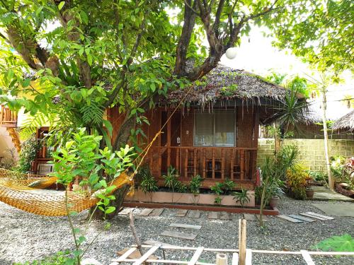 Ein Garten an der Unterkunft Roy's Rendezvous Boracay
