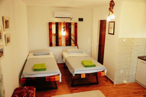 um quarto com duas camas num quarto em Donkey Farm Martinici - Farma magaraca Martinici em Danilovgrad