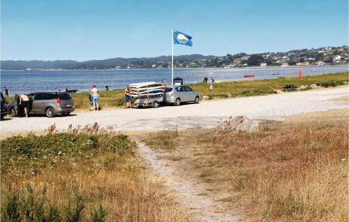a group of cars parked on the side of a beach at 2 Bedroom Cozy Home In Ebeltoft in Øksenmølle
