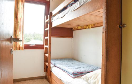 KlegodにあるStunning Home In Ringkbing With 3 Bedroomsの二段ベッド2組が備わる二段ベッド付きの客室です。