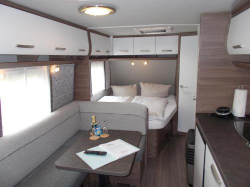 una pequeña habitación con una cama y una mesa en Campingplatz Hof Biggen, en Attendorn
