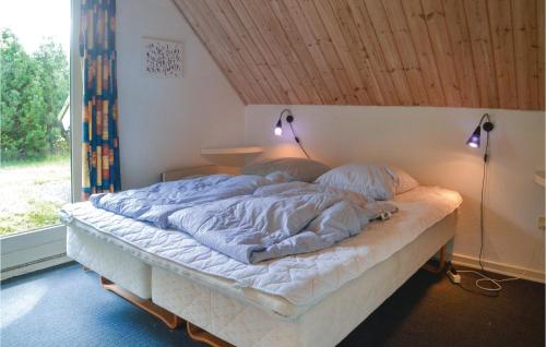 een bed in een kamer met twee verlichting bij Stunning Home In Oksbl With Private Swimming Pool, Can Be Inside Or Outside in Oksbøl
