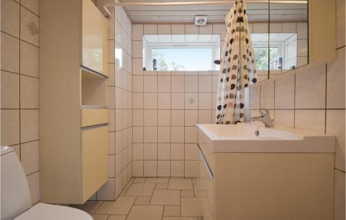Bilik mandi di Awesome Home In Ebeltoft With Kitchen