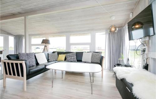 Телевизор и/или развлекательный центр в Holiday Home Lokken 21 With Hot Tub