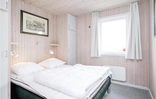 Postel nebo postele na pokoji v ubytování Cozy Home In Lkken With Kitchen