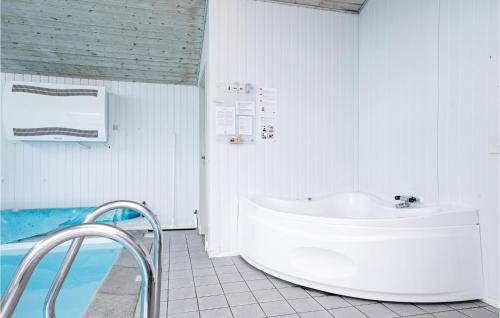 ロッケンにあるStunning Home In Lkken With 4 Bedrooms, Sauna And Wifiの白いバスルーム(バスタブ、シンク付)