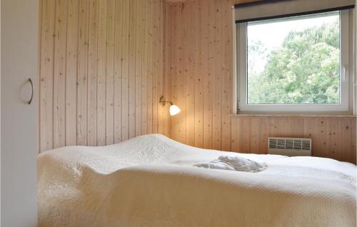 um quarto com uma cama branca e uma janela em Beautiful Home In Vemb With Wifi em Thorsminde