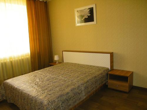 1 dormitorio con cama y ventana en Apartments on Buinskiy 1, en Ulyanovsk