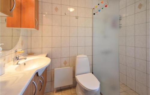 uma casa de banho com um WC e um lavatório em Nice Home In Thyholm With 3 Bedrooms And Wifi em Thyholm