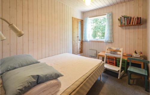 een slaapkamer met een bed, een bureau en een raam bij 3 Bedroom Gorgeous Home In Thyholm in Thyholm