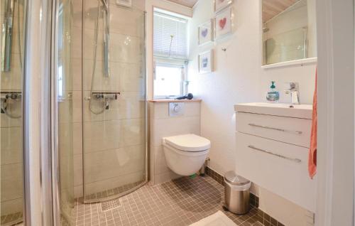 W łazience znajduje się prysznic, toaleta i umywalka. w obiekcie Amazing Home In Hornslet With Wifi w mieście Hornslet