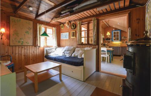HøjbyにあるAmazing Home In Hjby With 2 Bedroomsのベッドルーム1室(ベッド1台、テーブル付)