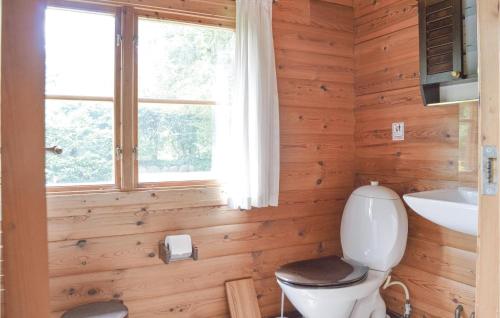 A bathroom at Amazing Home In Skibby With Wifi