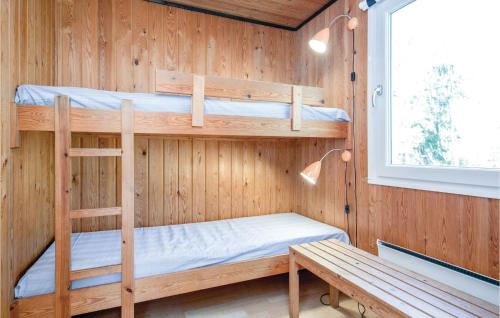 OddeにあるStunning Home In Hadsund With Kitchenのベンチ付きの木製ルーム内の二段ベッド2台