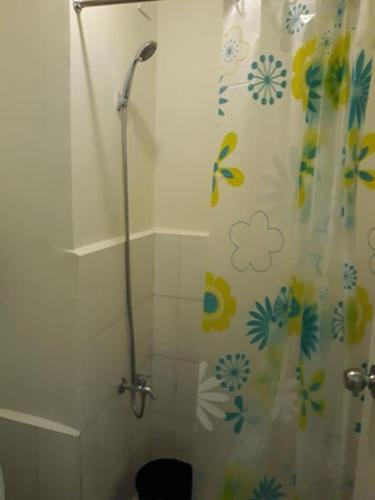La salle de bains est pourvue d'une douche avec rideau de douche. dans l'établissement Edsa Urban Deca Tower Condo Unit with Wifi and Netflix, à Manille
