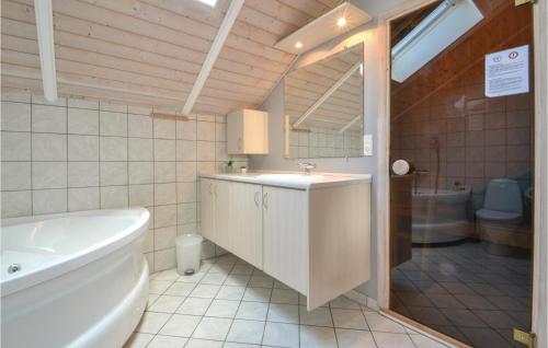 Ένα μπάνιο στο Beautiful Home In Fan With Kitchen
