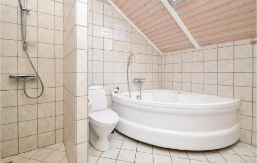 Ένα μπάνιο στο Holiday Home Grøndalvej Fanø I