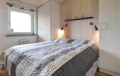 エーベルトフトにあるAmazing Home In Ebeltoft With Sauna, Wifi And 4 Bedroomsのベッドルーム(大型ベッド1台、窓付)