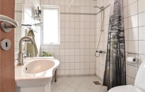 Vonios kambarys apgyvendinimo įstaigoje Stunning Home In Ebberup With Kitchen