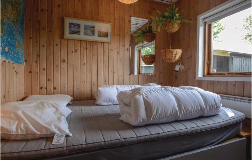 מיטה או מיטות בחדר ב-Lovely Home In Hejls With Wifi